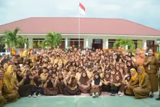 Foto bersama Wawali, guru, dan murid pada edukasi simulasi bencana di SDN Lasonai, Selasa (21/10/2025). (©Prokopim Setda Kota Palu/Imron)