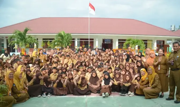Foto bersama Wawali, guru, dan murid pada edukasi simulasi bencana di SDN Lasonai, Selasa (21/10/2025). (©Prokopim Setda Kota Palu/Imron)