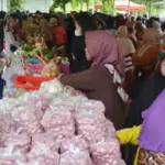 Warga berbelanja pad agerakan pangan murah di Jalan Diponegeoro Palu, Selasa (21/10/2025). (©Prokopim Setda Kota Palu/Imron)