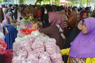 Warga berbelanja pad agerakan pangan murah di Jalan Diponegeoro Palu, Selasa (21/10/2025). (©Prokopim Setda Kota Palu/Imron)