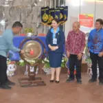 Plt. Asisten Bidang Perekonomian dan Pembangunan Setda Kota Palu, Rahmad Mustafa memukul gong menandai pelaksanaan Konfercab ke-3 WKRI Cabang Palu Santa Maria di Aula Gereja Santa Maria Palu, Sabtu (4/10/2025). (© Prokopim Setda Kota Palu/Imron)