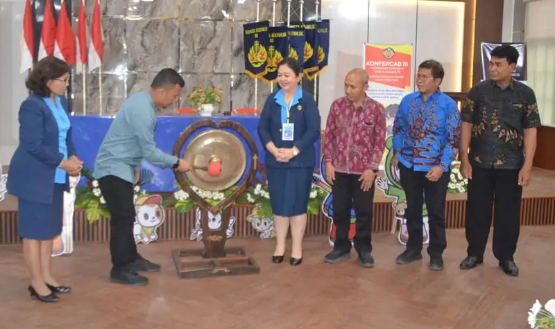 Plt. Asisten Bidang Perekonomian dan Pembangunan Setda Kota Palu, Rahmad Mustafa memukul gong menandai pelaksanaan Konfercab ke-3 WKRI Cabang Palu Santa Maria di Aula Gereja Santa Maria Palu, Sabtu (4/10/2025). (© Prokopim Setda Kota Palu/Imron)