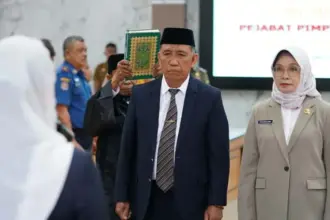Wawali Imelda melantik Imran sebagai Kepala Bapenda Kota Palu, dan Eka Komalasari sebagai Asisten Bidang Administrasi Umum Sekretariat Daerah Kota Palu di Palu, Senin (6/10/2025). (© Prokopim Setda Kota Palu/Jufri)