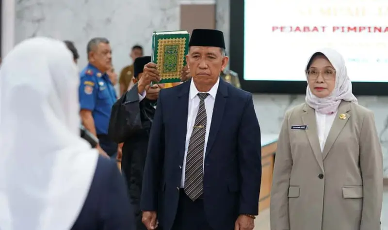 Wawali Imelda melantik Imran sebagai Kepala Bapenda Kota Palu, dan Eka Komalasari sebagai Asisten Bidang Administrasi Umum Sekretariat Daerah Kota Palu di Palu, Senin (6/10/2025). (© Prokopim Setda Kota Palu/Jufri)