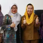 Wakil Wali KOta Palu, Imelda Liliana Muhidin (kedua kanan) bersama tim peneliti PAIR Sulawesi di ruang kerjanya, Selasa (30/9/2025). (© Prokopim Setda Kota Palu/Jufri)