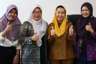 Wakil Wali KOta Palu, Imelda Liliana Muhidin (kedua kanan) bersama tim peneliti PAIR Sulawesi di ruang kerjanya, Selasa (30/9/2025). (© Prokopim Setda Kota Palu/Jufri)