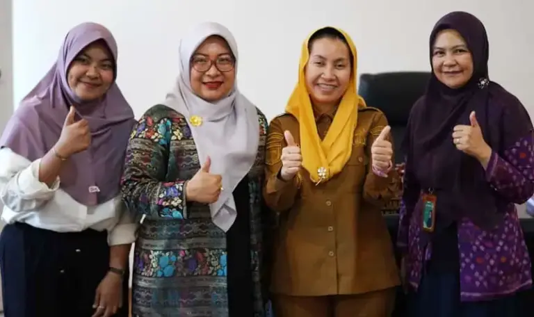 Wakil Wali KOta Palu, Imelda Liliana Muhidin (kedua kanan) bersama tim peneliti PAIR Sulawesi di ruang kerjanya, Selasa (30/9/2025). (© Prokopim Setda Kota Palu/Jufri)