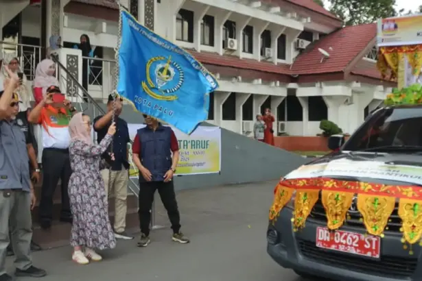 Wawali Palu Imelda Liliana Muhidin melepas pawai ta'ruf dalam rangka MYQ XXVIII tingkat Kota Palu, Jumat (31/10/2025). (©Prokpoim Setda Kota Palu)