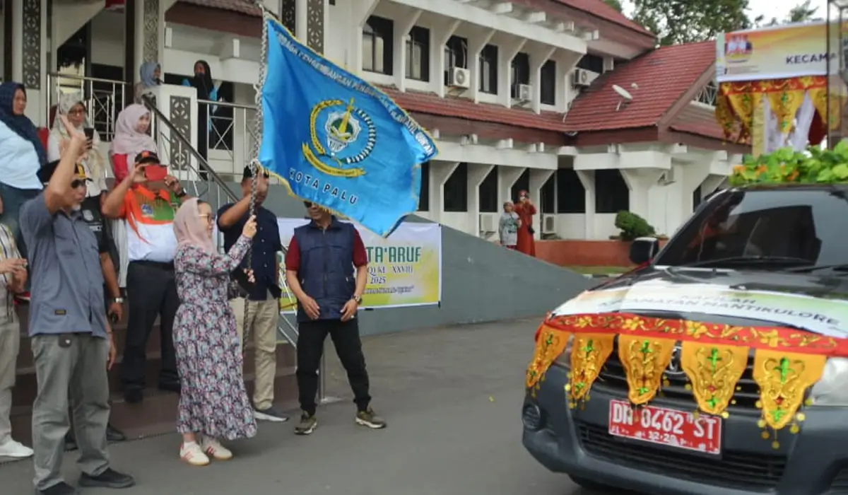 Wawali Palu Imelda Liliana Muhidin melepas pawai ta'ruf dalam rangka MYQ XXVIII tingkat Kota Palu, Jumat (31/10/2025). (©Prokpoim Setda Kota Palu)