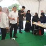 Wali KOta Palu Hadianto Rasyid meninjau fasilitas pada Pos Yandu Mobile yang dilaunching di Palu, Jumat (3/10/2025). (© Prokopim Setda Kota Palu/Imron)