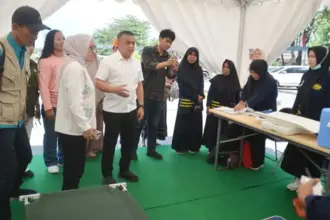 Wali KOta Palu Hadianto Rasyid meninjau fasilitas pada Pos Yandu Mobile yang dilaunching di Palu, Jumat (3/10/2025). (© Prokopim Setda Kota Palu/Imron)
