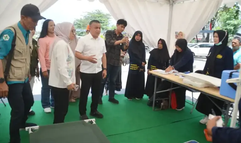 Wali KOta Palu Hadianto Rasyid meninjau fasilitas pada Pos Yandu Mobile yang dilaunching di Palu, Jumat (3/10/2025). (© Prokopim Setda Kota Palu/Imron)