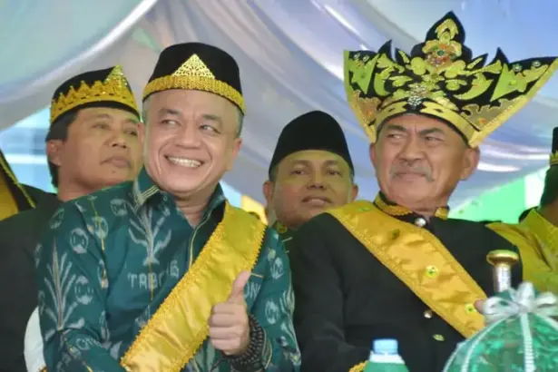 Wali Kota PAlu Hadianto Rasyid (kiri) bersama Raja Buol pad aperintatan HUT ke-26 Kabupaten Buol, Minggu !12/10/2025). (© Diskominfosantik Kota Palu)