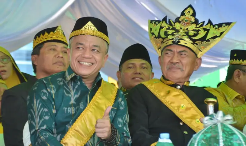 Wali Kota PAlu Hadianto Rasyid (kiri) bersama Raja Buol pad aperintatan HUT ke-26 Kabupaten Buol, Minggu !12/10/2025). (© Diskominfosantik Kota Palu)