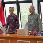 Kadis Kesehatan Kota Palu, dr. Rochmat Jasin, (kedua kiri) pada pembukaan Pertemuan Roadmap Pengendalian Penyakit Kusta Kota Palu di Ruang Rapat Bantaya, Kantor Wali Kota Palu, Kamis (23/10/2025). (©Prokopim Setda Kota Palu/Iwan)