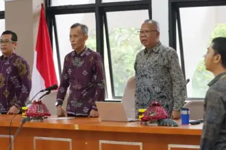 Kadis Kesehatan Kota Palu, dr. Rochmat Jasin, (kedua kiri) pada pembukaan Pertemuan Roadmap Pengendalian Penyakit Kusta Kota Palu di Ruang Rapat Bantaya, Kantor Wali Kota Palu, Kamis (23/10/2025). (©Prokopim Setda Kota Palu/Iwan)