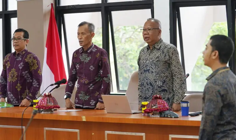 Kadis Kesehatan Kota Palu, dr. Rochmat Jasin, (kedua kiri) pada pembukaan Pertemuan Roadmap Pengendalian Penyakit Kusta Kota Palu di Ruang Rapat Bantaya, Kantor Wali Kota Palu, Kamis (23/10/2025). (©Prokopim Setda Kota Palu/Iwan)