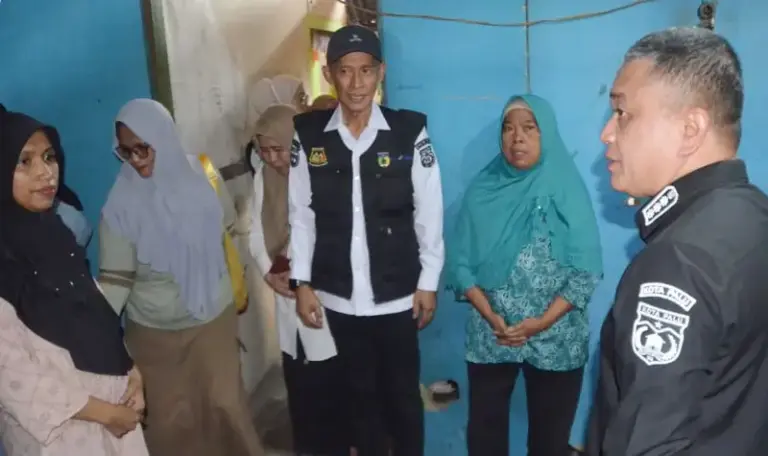 Wali Kota Palu Hadianto Rasyid (kanan) di Sekolah Khusus Keluarga Watusampu, Rabu (22/10/2025). (©Prokopim Setda Kota Palu/Imron)