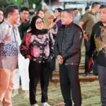 Wali Kota Palu Hadianto Rasyid bersama Sekkot Irmayanti berbincang dengan sejumlah pelaku usaha pada Temu akrab yang digelar di Halaman kantor Wali Kota Palu, Jumat (17/10/2025). (© Prokopim Setda Kota Palu/Jufri)