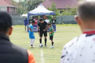 Dua tim memulai laga perdana pada kompetisi sepakbola U-12 memperebutkan piala Wali Kota 2025 di Lapngan Bola Putra Kaili, Pengawu, Sabtu (11/10/2025). (© Prokopim Setda Kota Palu/Jufri)