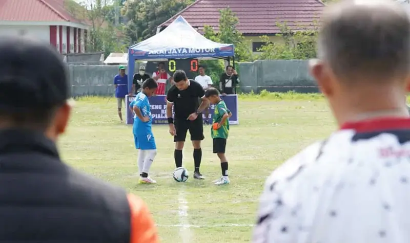 Dua tim memulai laga perdana pada kompetisi sepakbola U-12 memperebutkan piala Wali Kota 2025 di Lapngan Bola Putra Kaili, Pengawu, Sabtu (11/10/2025). (© Prokopim Setda Kota Palu/Jufri)