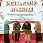 Penandatanganan kerjasama dalam misi dagang dan investasi Pemprov Jatim dengan Sulteng di Palu, Jumat (17/10/2025). (© Prokopim Setda Kota Palu/Jufri)