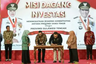Penandatanganan kerjasama dalam misi dagang dan investasi Pemprov Jatim dengan Sulteng di Palu, Jumat (17/10/2025). (© Prokopim Setda Kota Palu/Jufri)