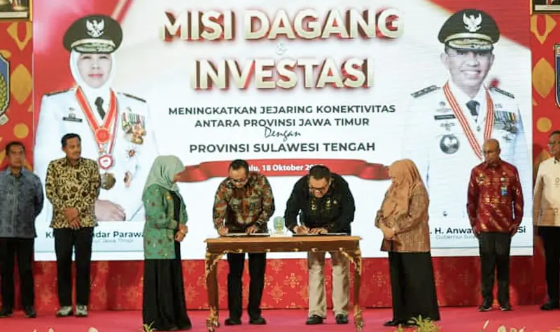 Penandatanganan kerjasama dalam misi dagang dan investasi Pemprov Jatim dengan Sulteng di Palu, Jumat (17/10/2025). (© Prokopim Setda Kota Palu/Jufri)