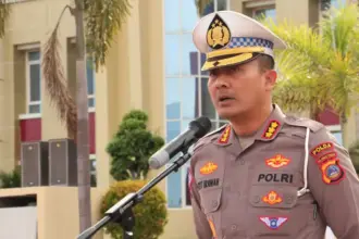 Dirlantas Polda Sulteng, Kombes Pol Atot Irawan, pada apel pagi di halaman Mapolda Sulteng pada Selasa (7/10/2025). (© Humas Podla Sutleng)