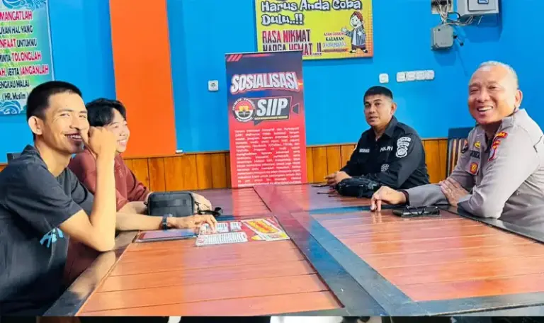 Kabid Humas Polda Sulteng, Kombes Pol Djoko Wienartono bersama sejumlah influencer di Palu, Jumat (3/10/2025). (© Humas Polda Sulteng)