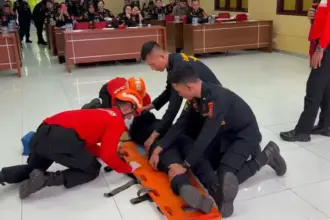 Pelatih menunjukkan cara penanganan korban pada pelatihan DVI dan keamanan pangan oleh Biddokkes Polda Sulteng, Jumat (17/10/2025). (© Humas Polda Sulteng)