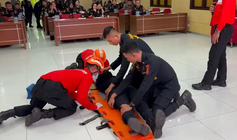 Pelatih menunjukkan cara penanganan korban pada pelatihan DVI dan keamanan pangan oleh Biddokkes Polda Sulteng, Jumat (17/10/2025). (© Humas Polda Sulteng)
