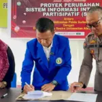 Kabid Humas Polda SUlteng Kombes Pol Djoko Triwinartono (kanan) bersama Dekan Fakulas Sastra Unisa, Syamsuddin (tengah) meneken MoU terkait SIIP. (©Humas POlda Sulteng)