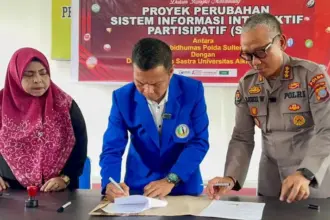 Kabid Humas Polda SUlteng Kombes Pol Djoko Triwinartono (kanan) bersama Dekan Fakulas Sastra Unisa, Syamsuddin (tengah) meneken MoU terkait SIIP. (©Humas POlda Sulteng)