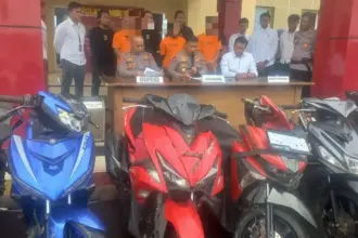 Kapolres Morowali pada Konferensi pers pengungkapan kasus curanmor di Mapolres Morowali, Senin (6/10/2025). (© HUmas Polres Morowali)
