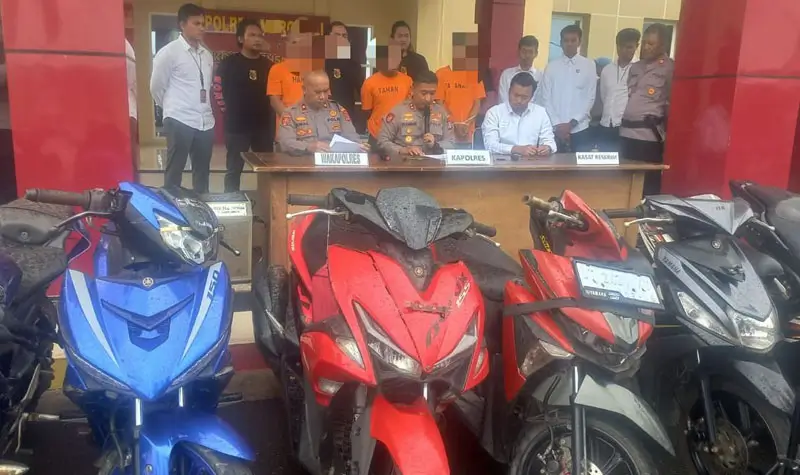 Kapolres Morowali pada Konferensi pers pengungkapan kasus curanmor di Mapolres Morowali, Senin (6/10/2025). (© HUmas Polres Morowali)