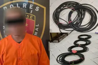 Tersangka kasusu pencurian kabel tower, ML bersama barang bukti yang disita, Minggu (12/10/2025). (© Humas Polres Sigi)