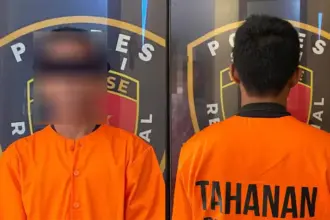 Tersangka kasus penganiayaan, RD (21) di Mapolres Sigi. (© Huams Polres Sigi)