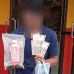 Tersangka kasus pembobolan rumah, M bersama barang bukti hasil curiannya di Mapolresta Palu, Senin (13/10/2025). (© Humas Polresta Palu)