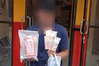 Tersangka kasus pembobolan rumah, M bersama barang bukti hasil curiannya di Mapolresta Palu, Senin (13/10/2025). (© Humas Polresta Palu)