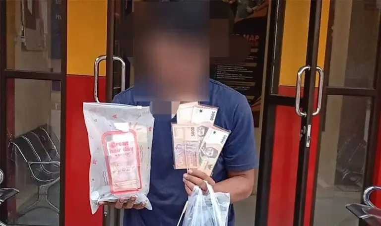 Tersangka kasus pembobolan rumah, M bersama barang bukti hasil curiannya di Mapolresta Palu, Senin (13/10/2025). (© Humas Polresta Palu)