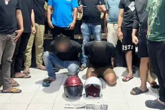 Dua terduka pelaku curanmor, A dan E saat dibekuk di Mapolresta Palu, Kamis (16/10/2025). (© Humas Polresta Palu)