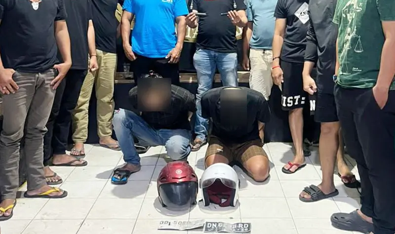 Dua terduka pelaku curanmor, A dan E saat dibekuk di Mapolresta Palu, Kamis (16/10/2025). (© Humas Polresta Palu)