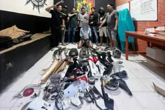 Tersangka kasus curanmor, MJ berlurut di depan barang bukti curnamor di Mapolresta Palu, Senin (7/10/2025). (© Humas Polresta Palu)