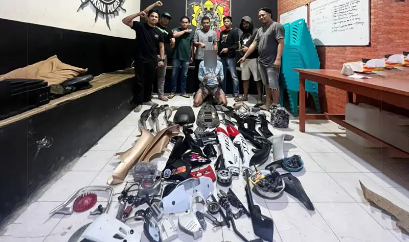 Tersangka kasus curanmor, MJ berlurut di depan barang bukti curnamor di Mapolresta Palu, Senin (7/10/2025). (© Humas Polresta Palu)