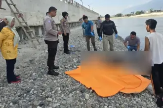 Petugas mengidentifikasi mayat yang ditemukan warga di pinggir sungai sekitar jalan Raja Maili, Palu, Kamis (2/10/2025). (© Humas Polresta Palu)