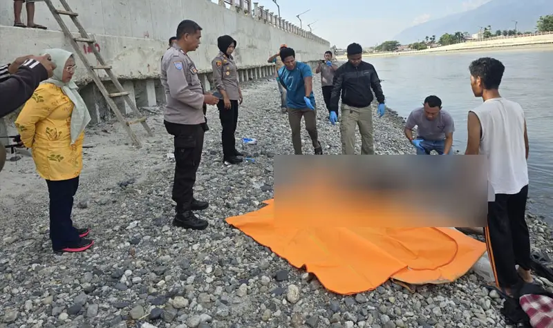 Petugas mengidentifikasi mayat yang ditemukan warga di pinggir sungai sekitar jalan Raja Maili, Palu, Kamis (2/10/2025). (© Humas Polresta Palu)