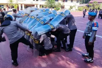 Suasana latihan Dalmas di Mapolresta Palu, Selasa (14/10/2025). (© Humas Polresta Palu)