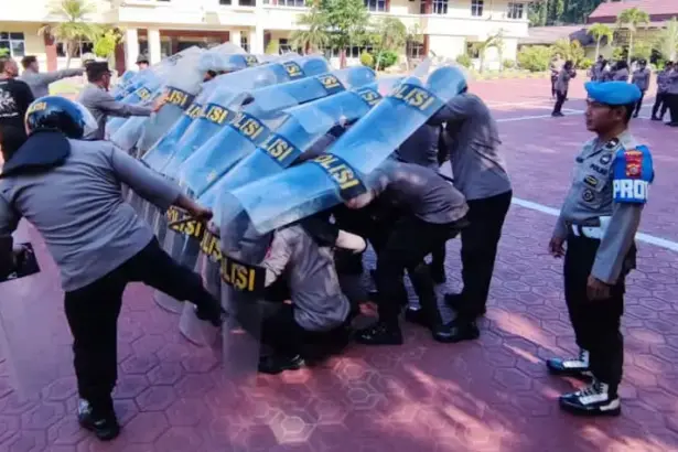 Suasana latihan Dalmas di Mapolresta Palu, Selasa (14/10/2025). (© Humas Polresta Palu)