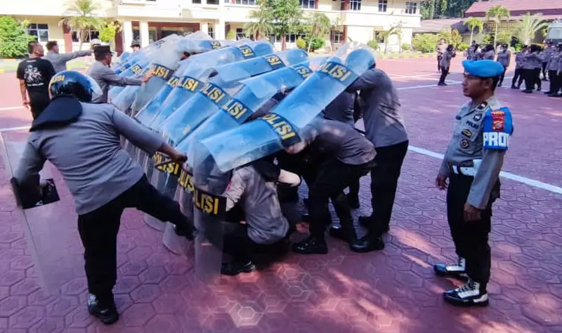 Suasana latihan Dalmas di Mapolresta Palu, Selasa (14/10/2025). (© Humas Polresta Palu)